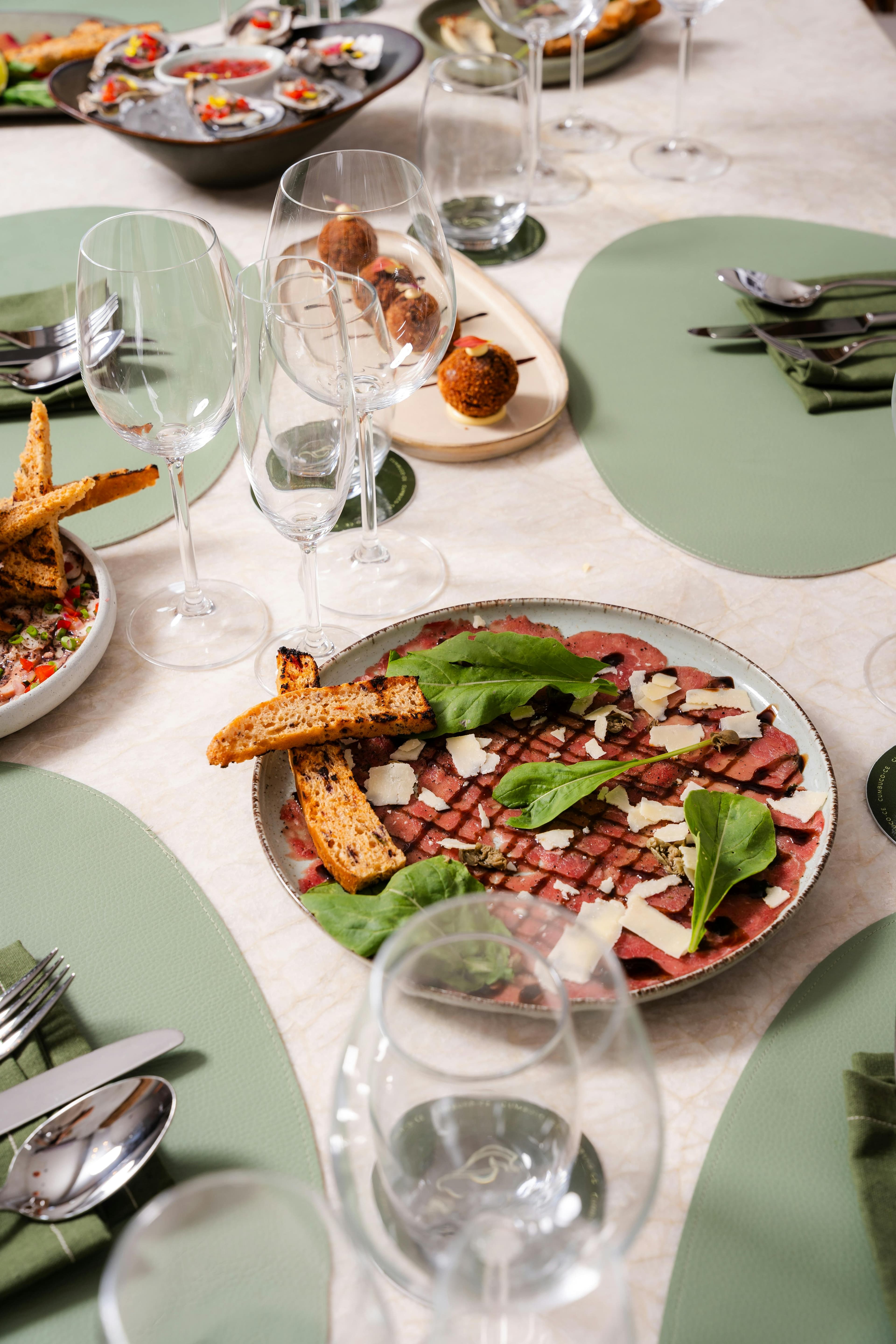 Une table joliment dressée